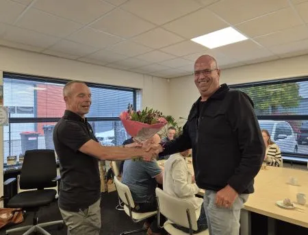 Vandaag taart en bloemen voor John