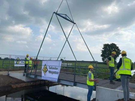 Plaatsen fietsbrug Vemderbroek